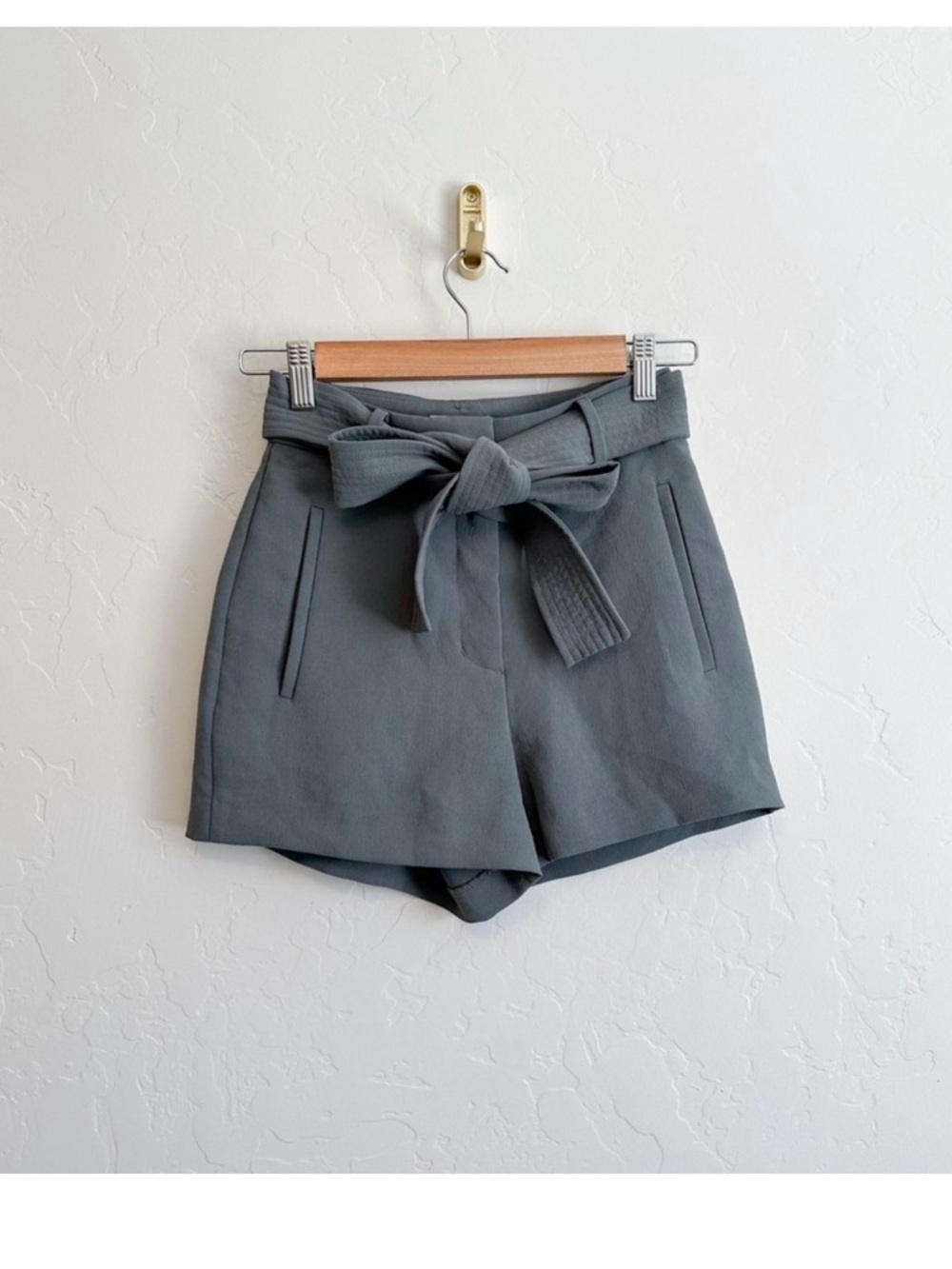Wilfred | Aritzia Crepette Paperbag Trouser Tie Waist in Shorts Green